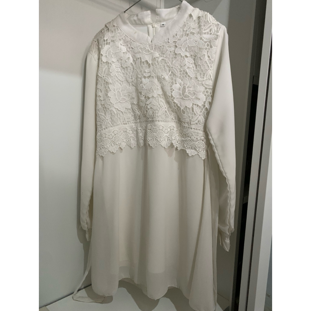 Atasan Putih Brokat Muslimah