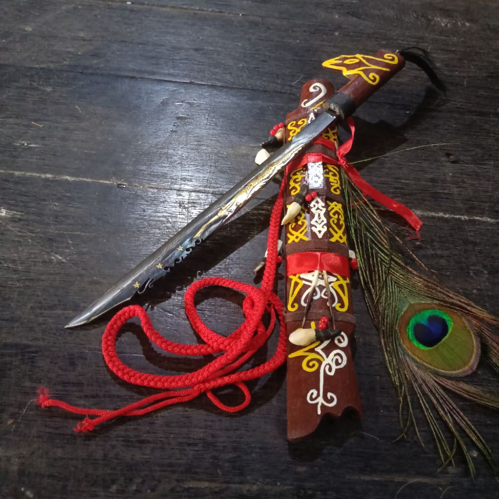 mandau senjata pusaka khas suku dayak asli kalimantan ukir naga tatah kuningan ukuran mini 45cm