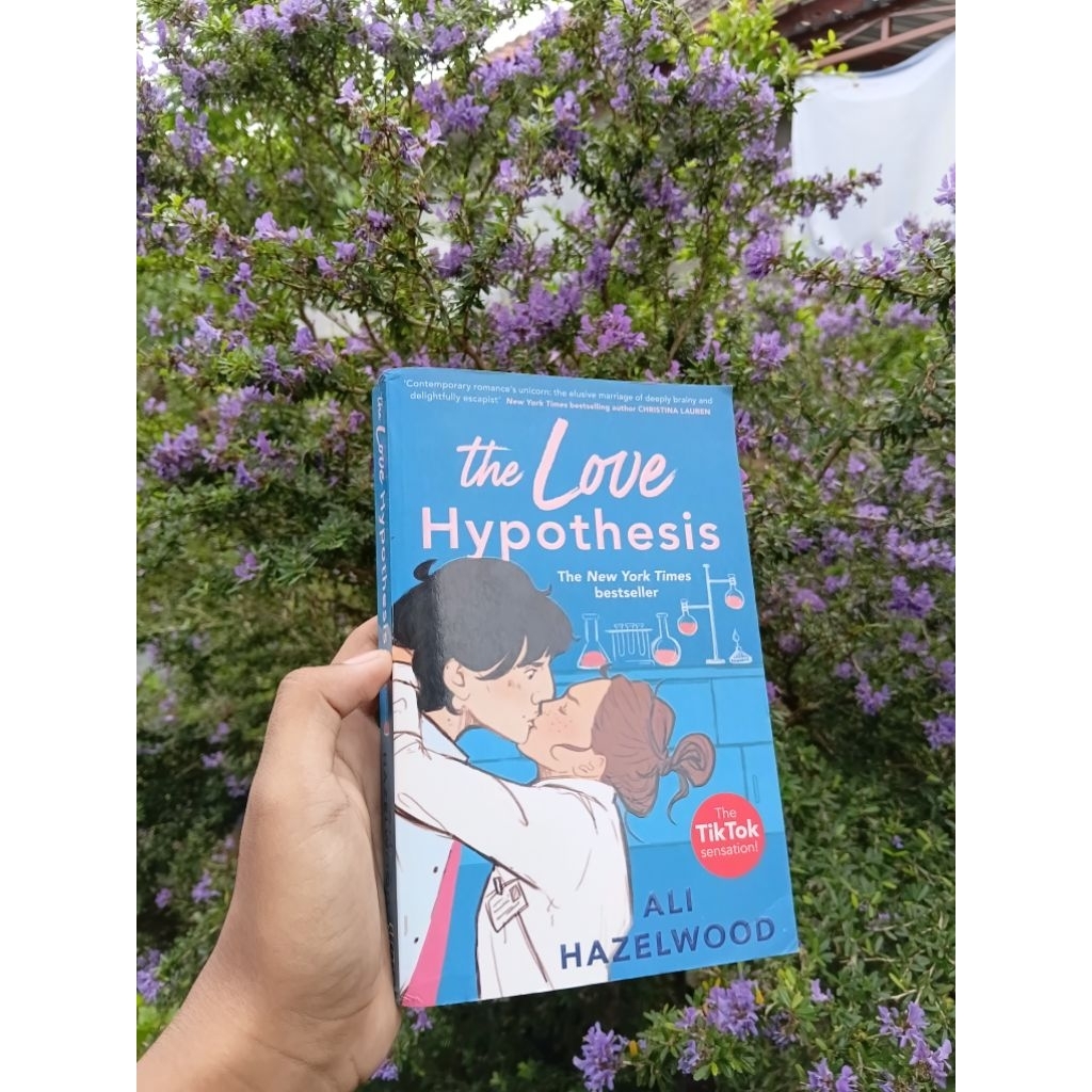 The Love Hypothesis – Ali Hazelwood | Novel English Import UK Preloved