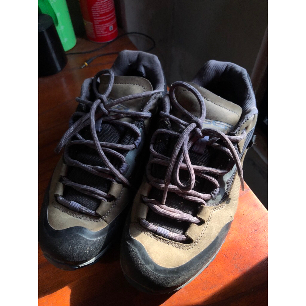 sepatu gunung second merk eiger mamba low unisex