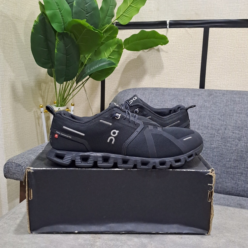 On Cloud 5 Waterproof Black - Size 42 Preloved Original Guarantee 100% | Sepatu Olahraga Lari, Sport