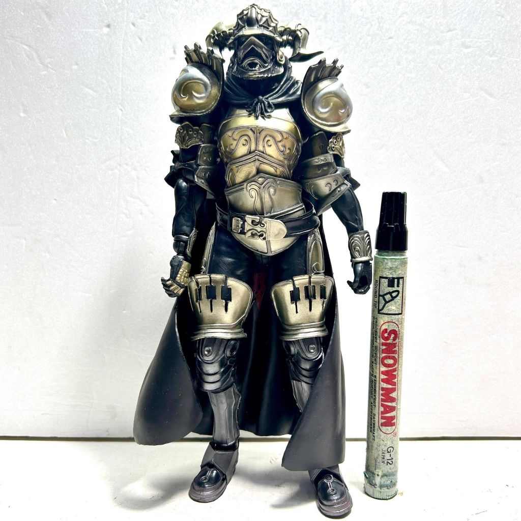 Mainan action figure Judge Magister Gabranth from the Final Fantasy XII and Dissidia Final Fantasy v