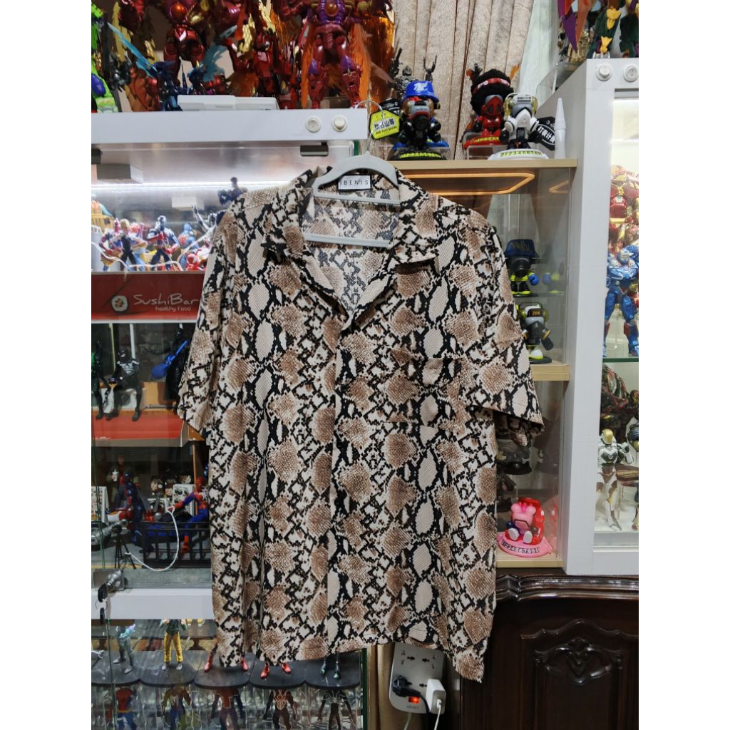 Kemeja Pria Bermotif Ular