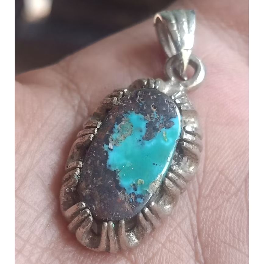 liontin batu pirus Persia