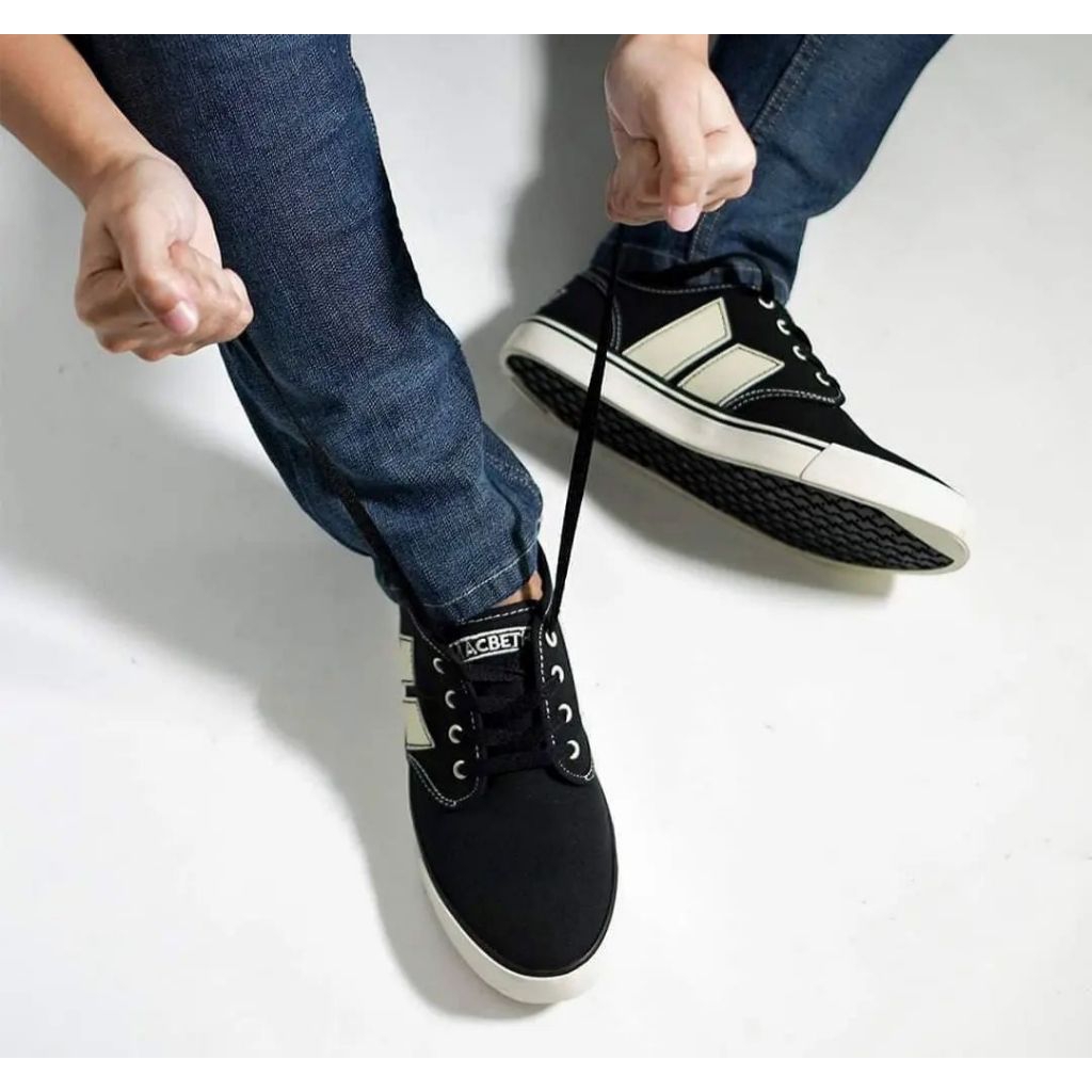 Macbeth Langley Black Cement NEW (42 fit 43)