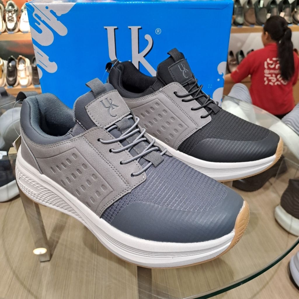 Sepatu sneakers  pria yongki komaladi