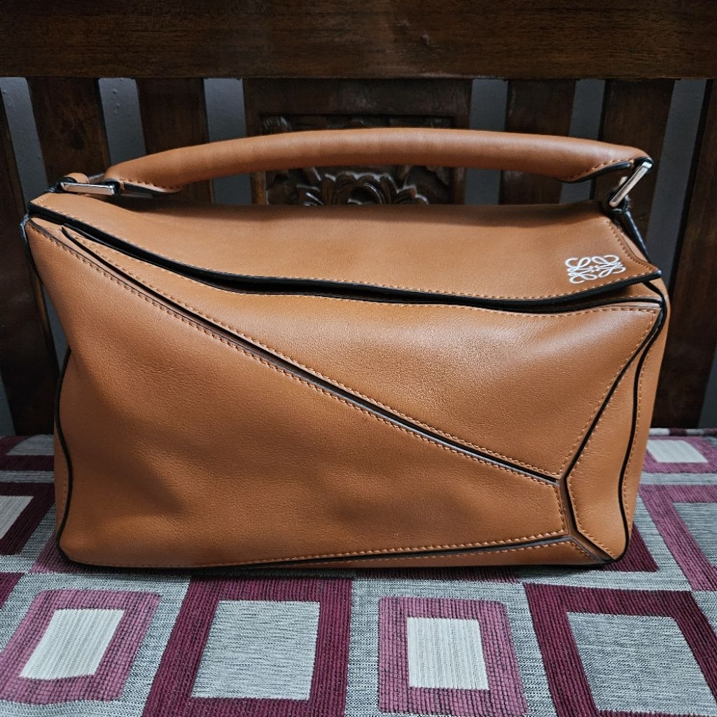 [NEW | NEGOTIABLE] Loewe Puzzle Size 30 Medium Size Tan Color Slingbag