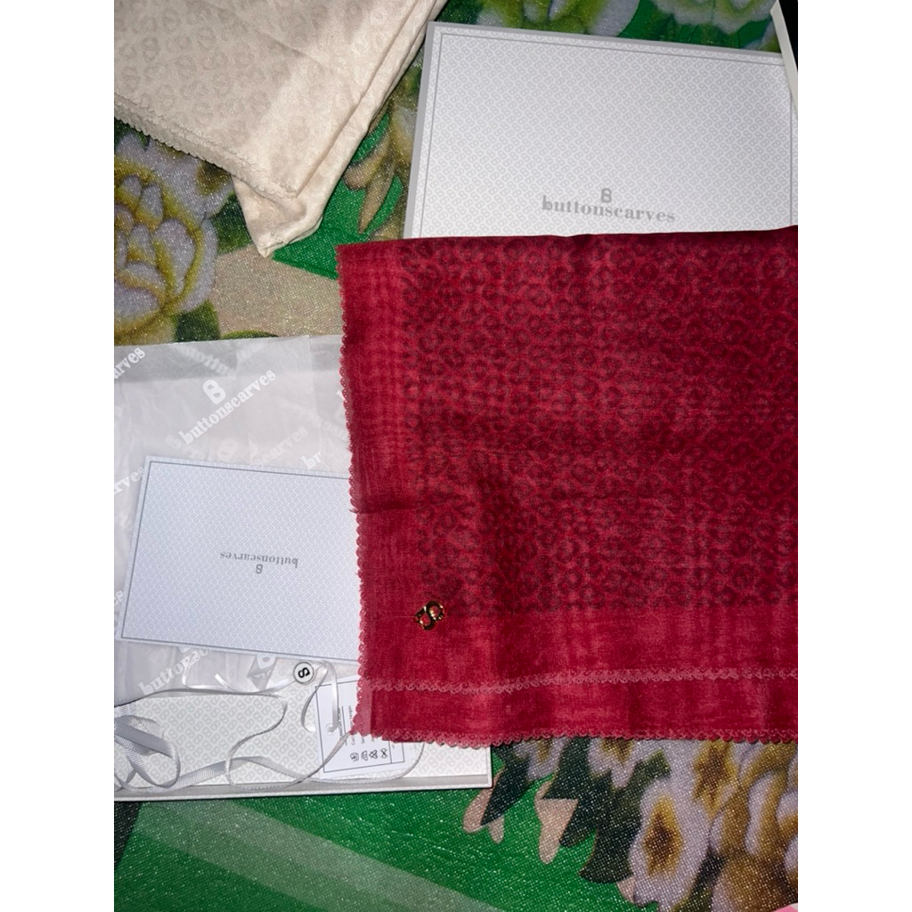 PRELOVED BUTTONSCARVES TAPIS SQUARE RED