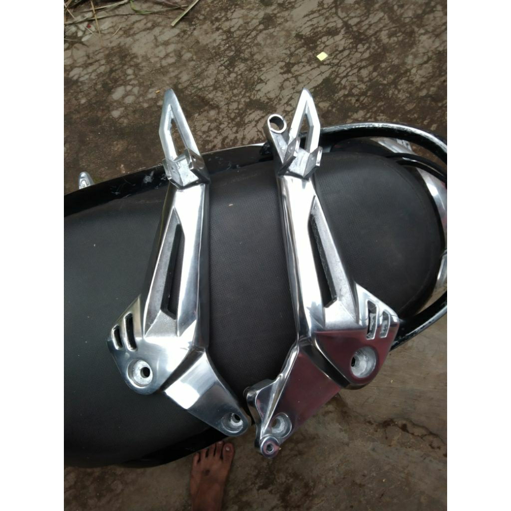 Dudukan footstep depan supra x 125DD