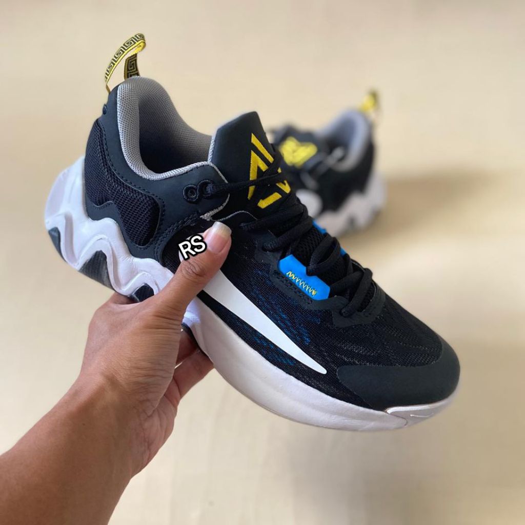 SEPATU BASKET DAN VOLI GIANNIS IMMORTALITY 2 BLACK WHITE