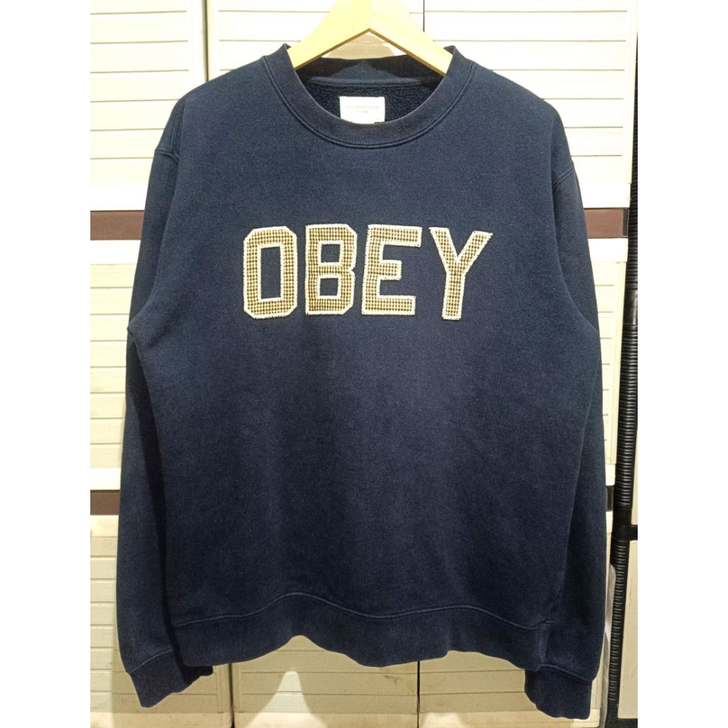 Crewneck dari OBEY Propaganda