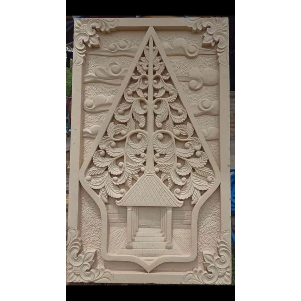relief batu ukir motif gunungan wayang