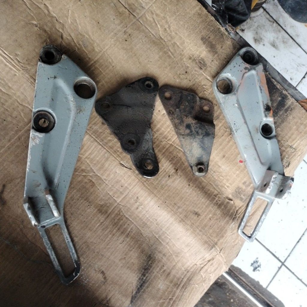 STEP/PIJAKAN KAKI BELAKANG SUPRA X FIT LAMA ORIGINAL COPOTAN