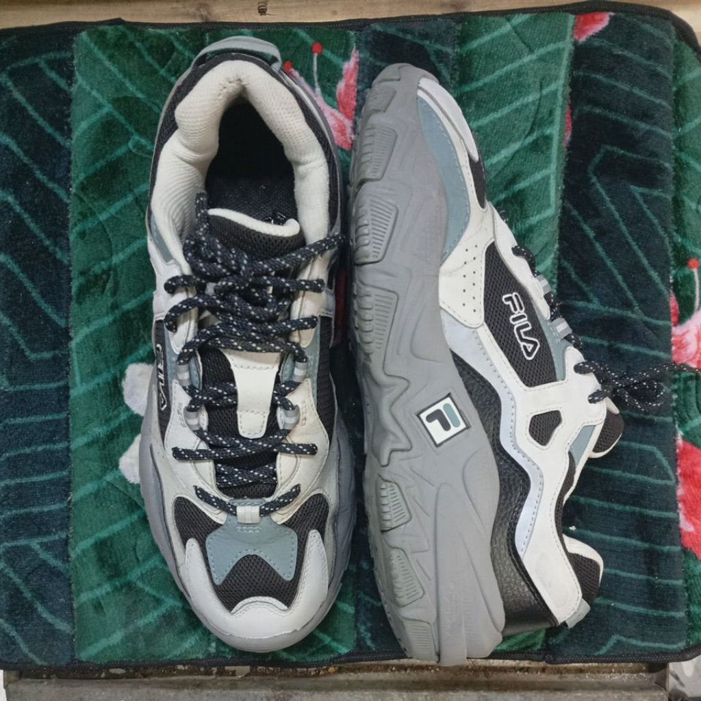 sepatu second branded fil a running sneakers