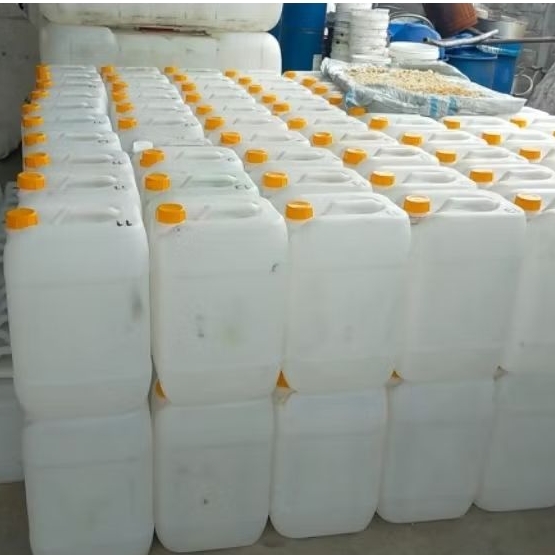 jerigen putih 20liter. mulus.sangat kuat awet.tahan lama.bersih siap pakai