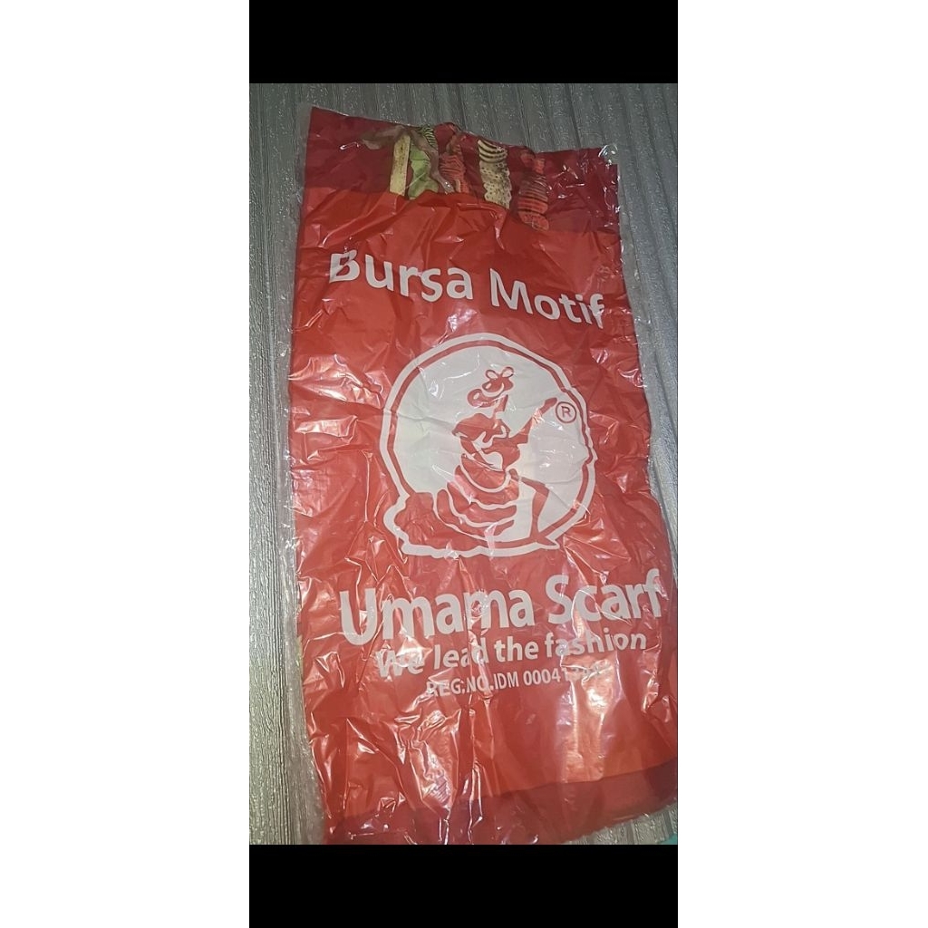 umama scarf motif segiempat maroon