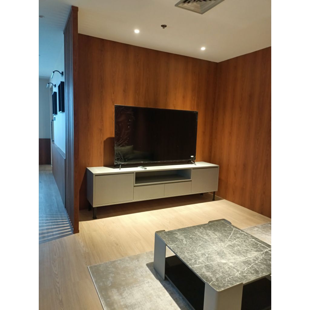 Meja TV Minimalis Modern Kaki Besi Bahan plywood