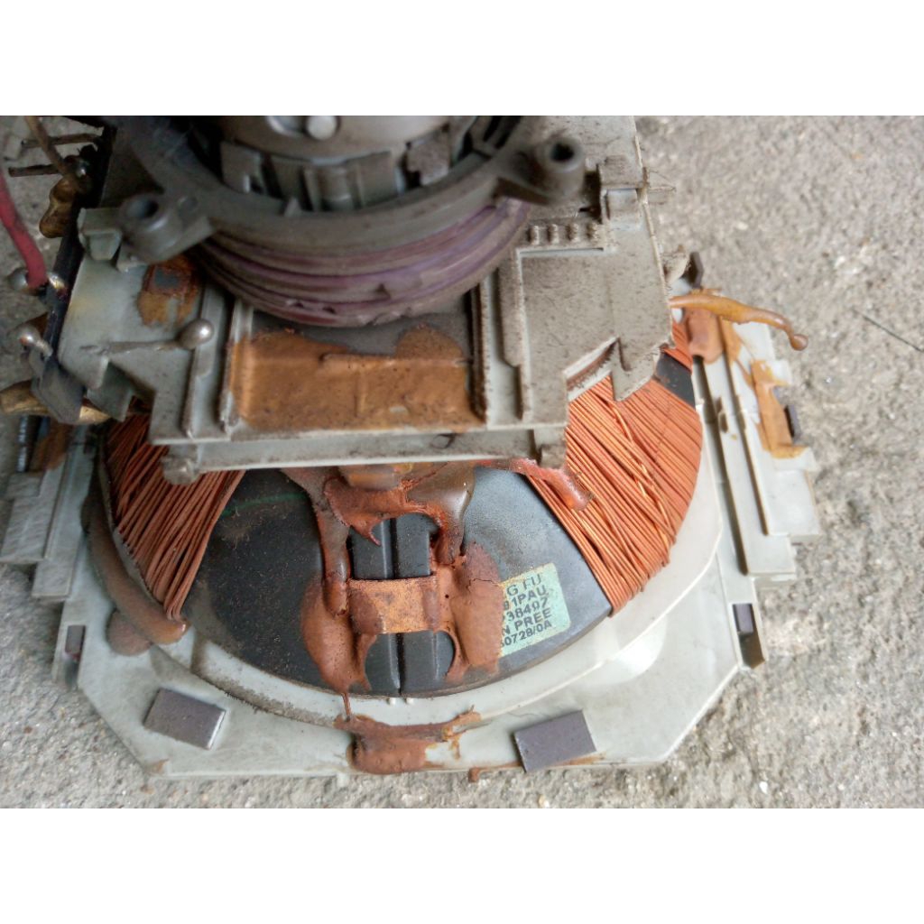 Yoke, konde TV tabung slim 21inc abu - abu merk cina, normal.