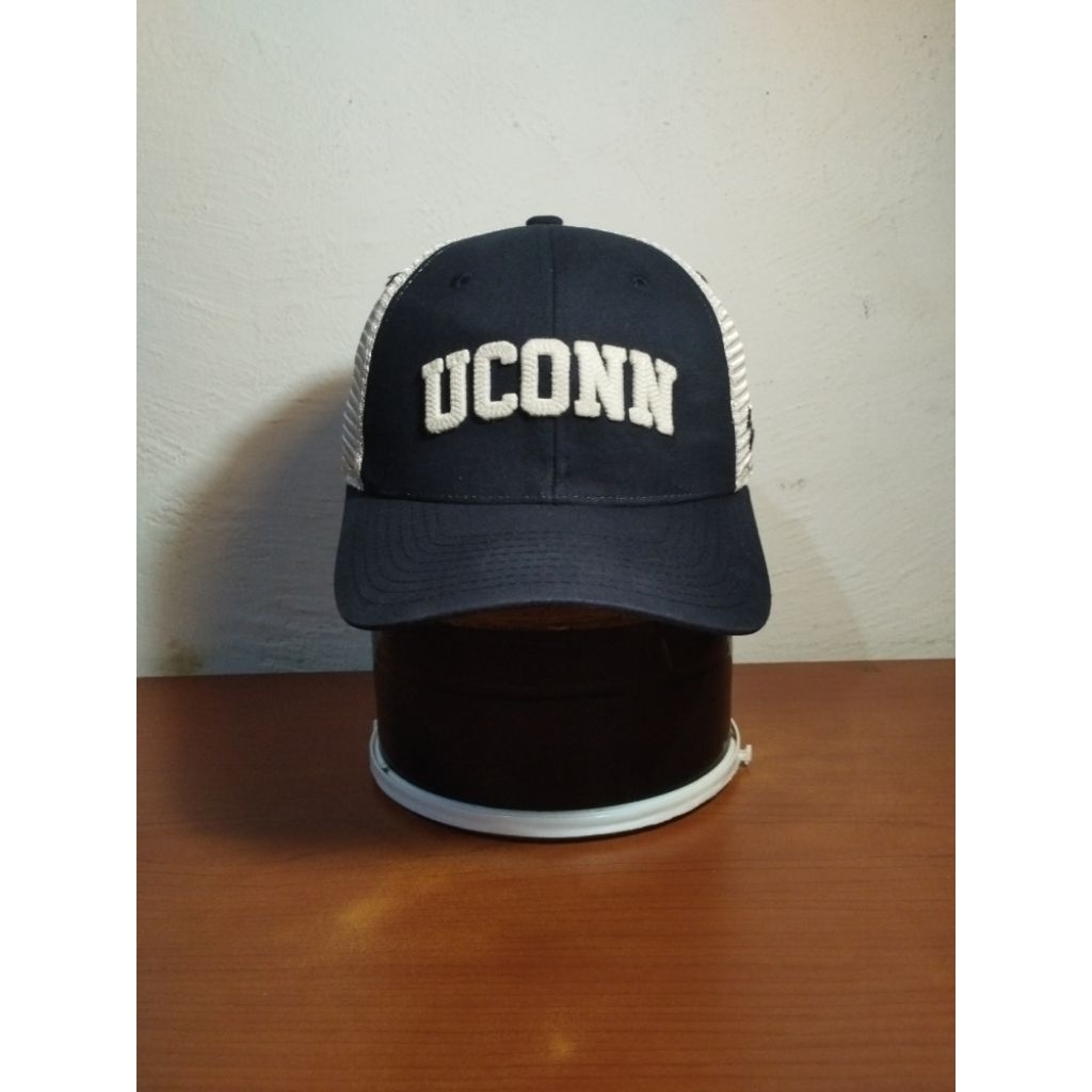 Topi Trucker Zephyr UCONN