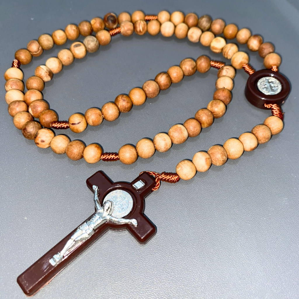 Kalung Rosario Kayu Cendana 77 doa bapa kami - Cendana wangi - Rosario Katolik Benediktus