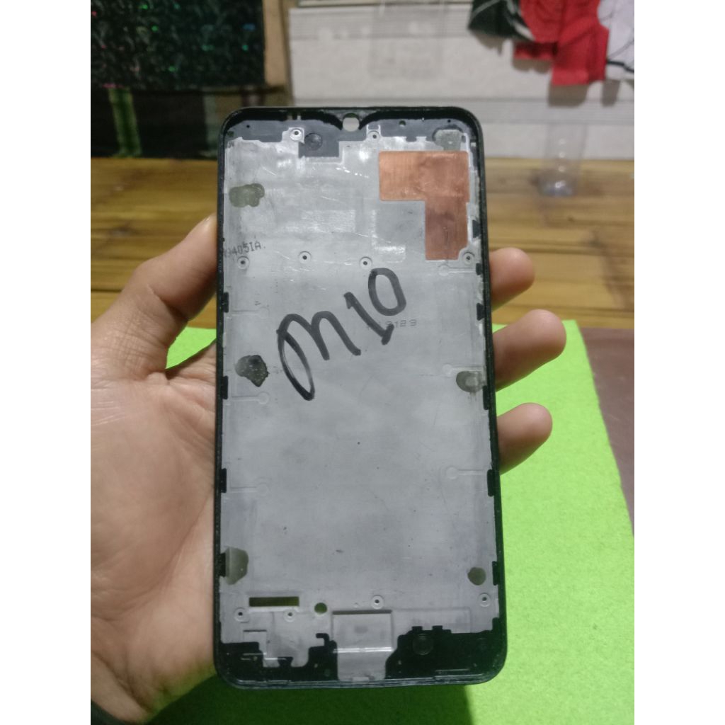 FRAME TATAKAN LCD TULANG TENGAH SAMSUNG M10 ORIGINAL COPOTAN