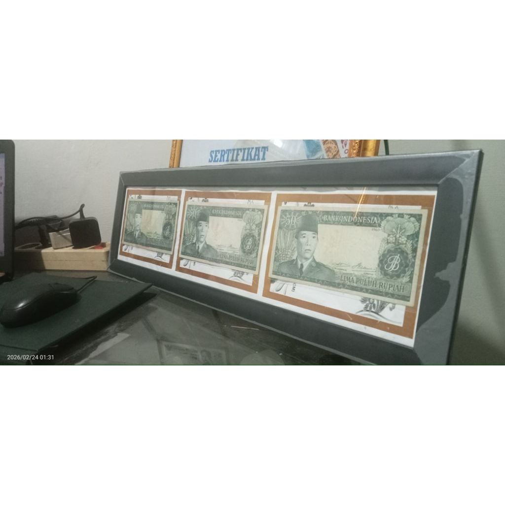 Satu Set Bingkai Pigura & Uang Kuno 3 Lembar 50 Roepiah Ir. Soekarno