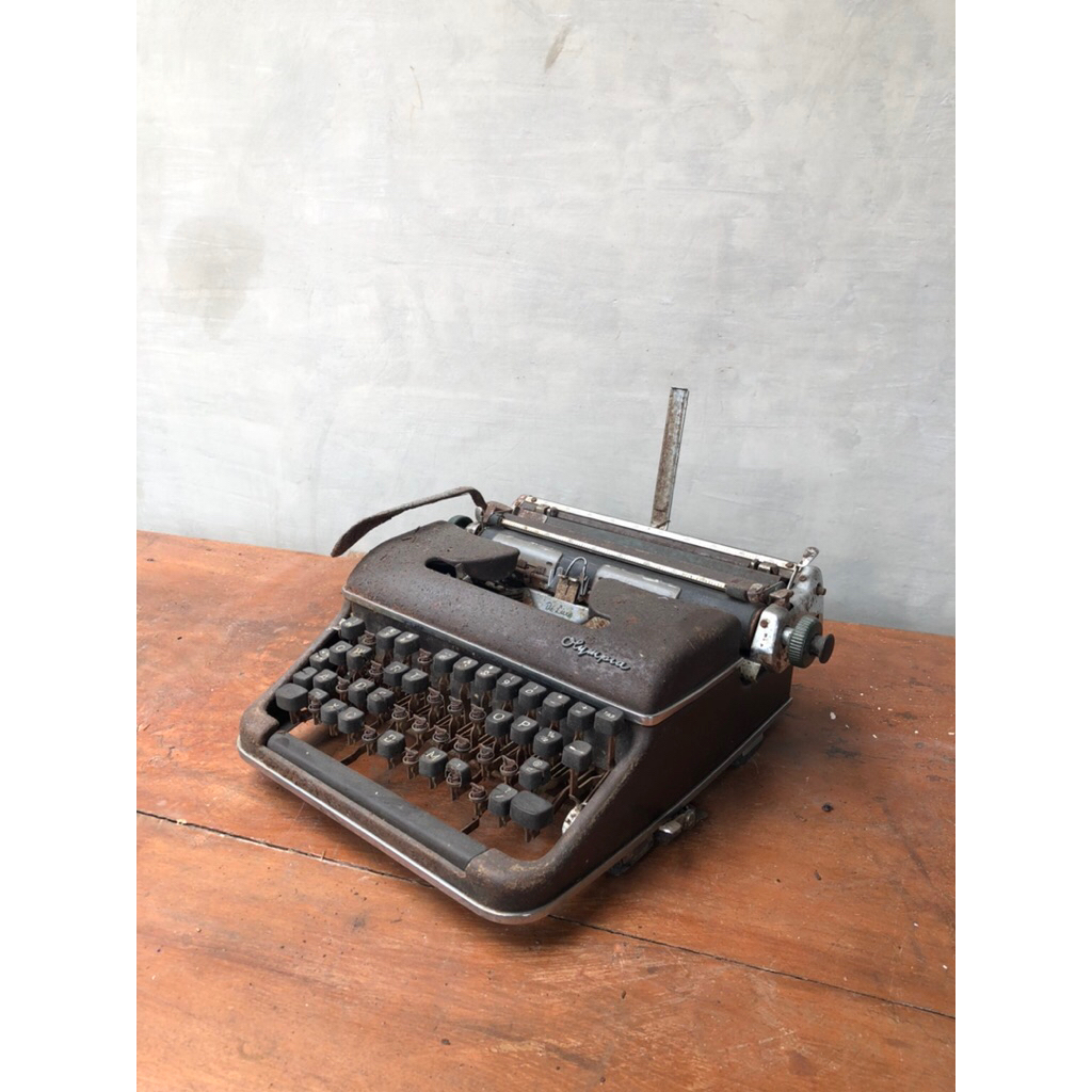 Mesin ketik antik tua Olympia
