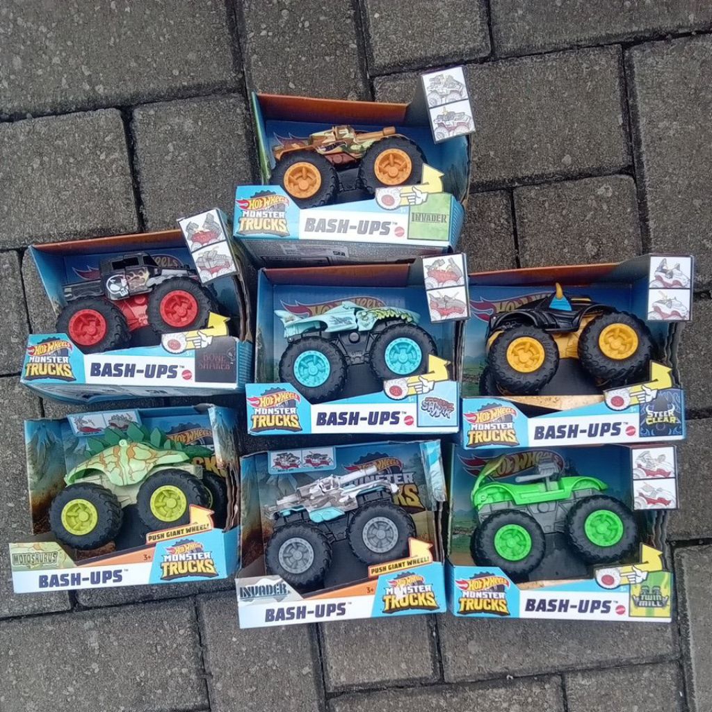 bone shaker/twin mill/steer clear/zombie shark/invader/motosaurus monster trucks hotwheels bash ups