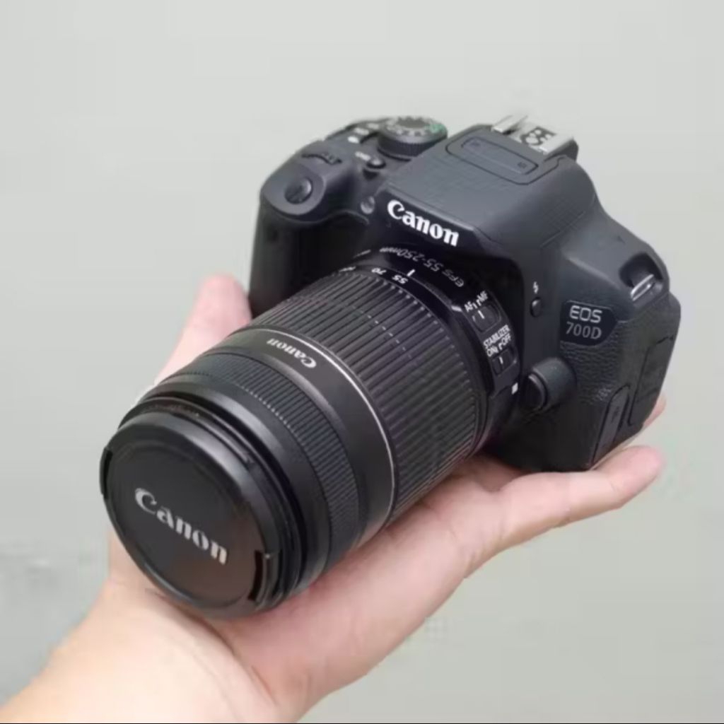 Kamera DSLR Canon 700D Kit EF-S 55-250mm IS II (Second, SC 10rb)