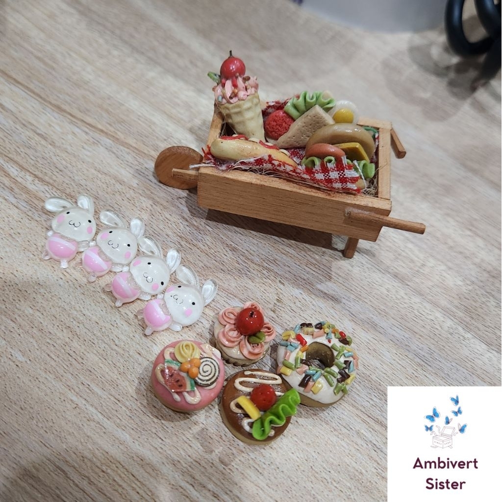 [ PRELOVED ] Koleksi Mainan Anak Mini Figure Topper Dekorasi Manik Manik Kue Clay Makanan Kue Kelinc