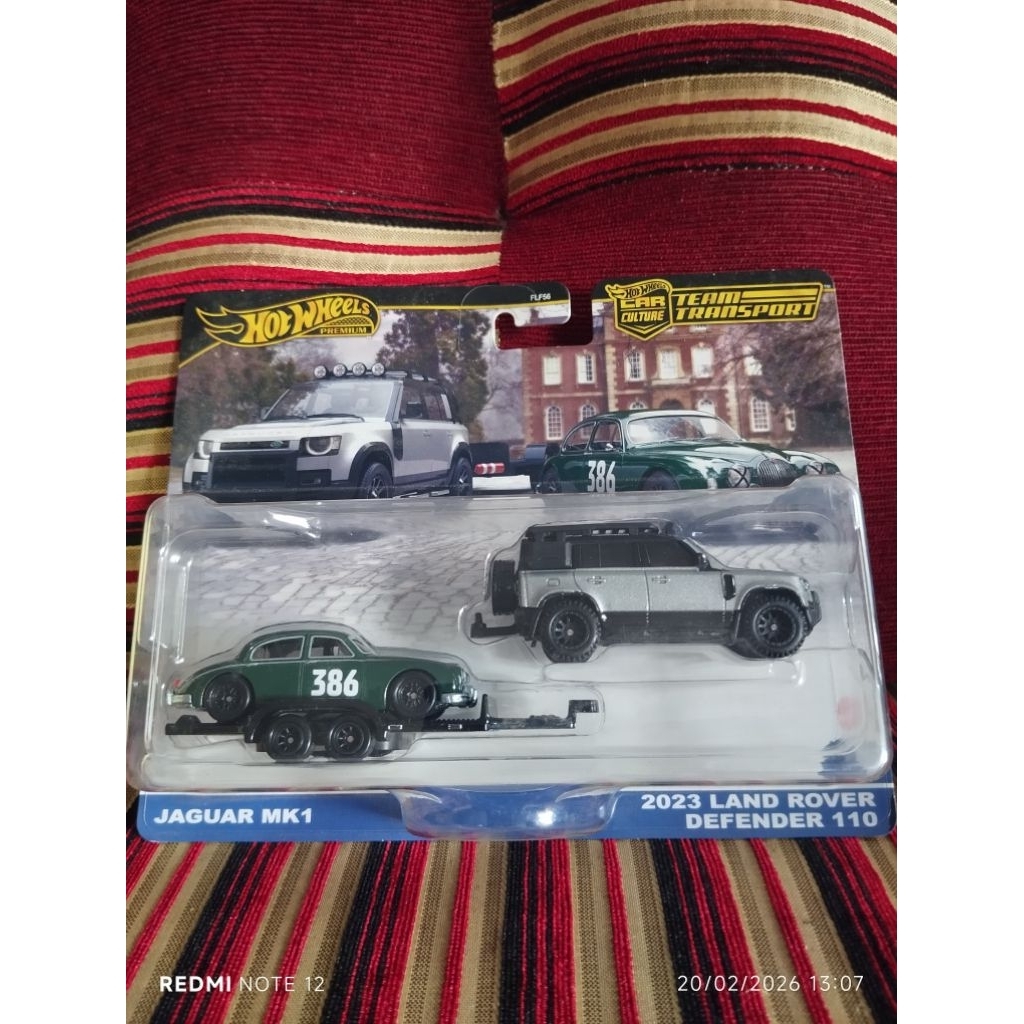 Hot Wheels Jaguar MK1 & 2023 Land Rover Defender 110 (Team Transport)