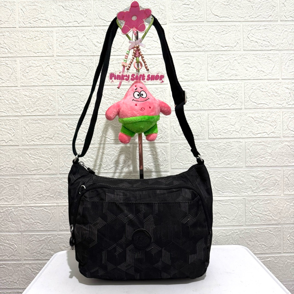 tas sling bag kipling. tas selempang nilon kipling. tas prelop. hitam