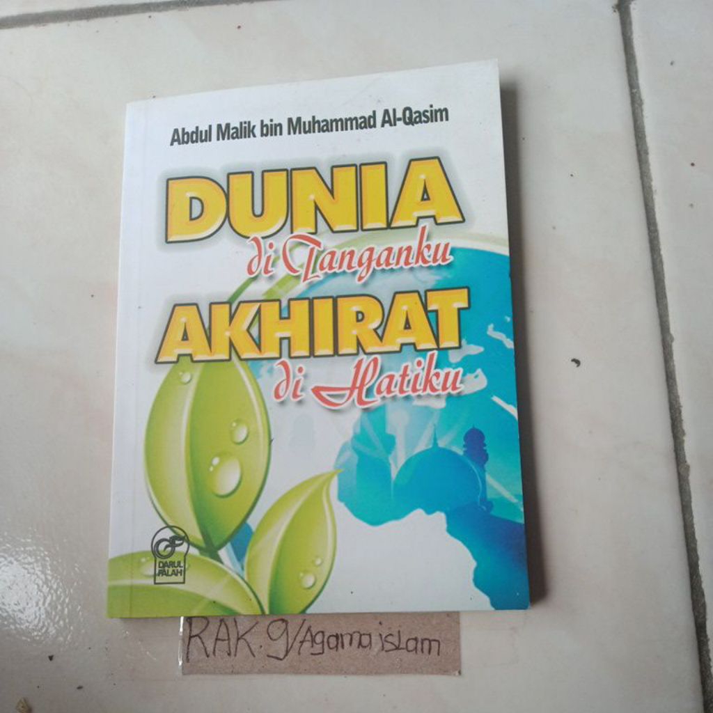 buku dunia di tanganku akhirat di hatiku