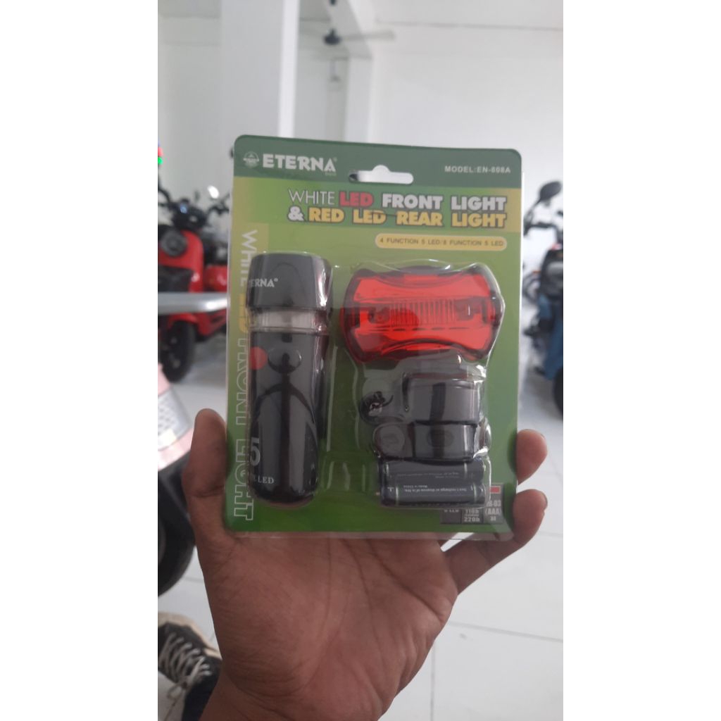 set lampu sepeda Eterna EN-808A yang terdiri dari lampu depan LED putih dan lampu belakang LED merah