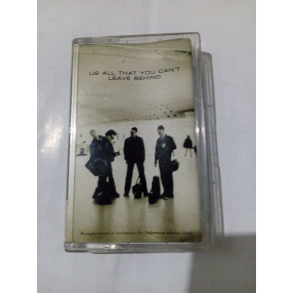 Kaset pita U2 album All That You Can't Leave Behind. produksi tahun 2000. genre Alternative Rock