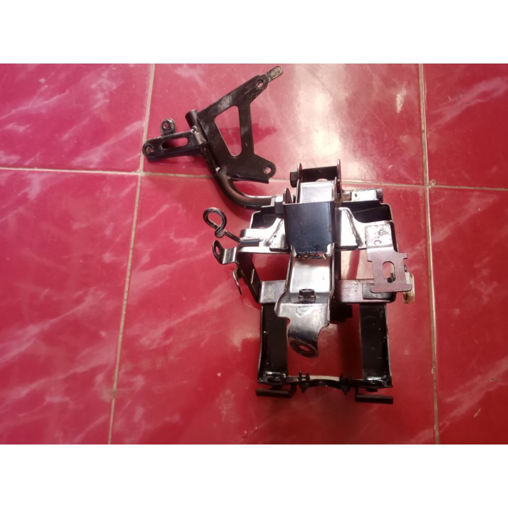 dudukan aki motor Honda Vario 125 old kZR original