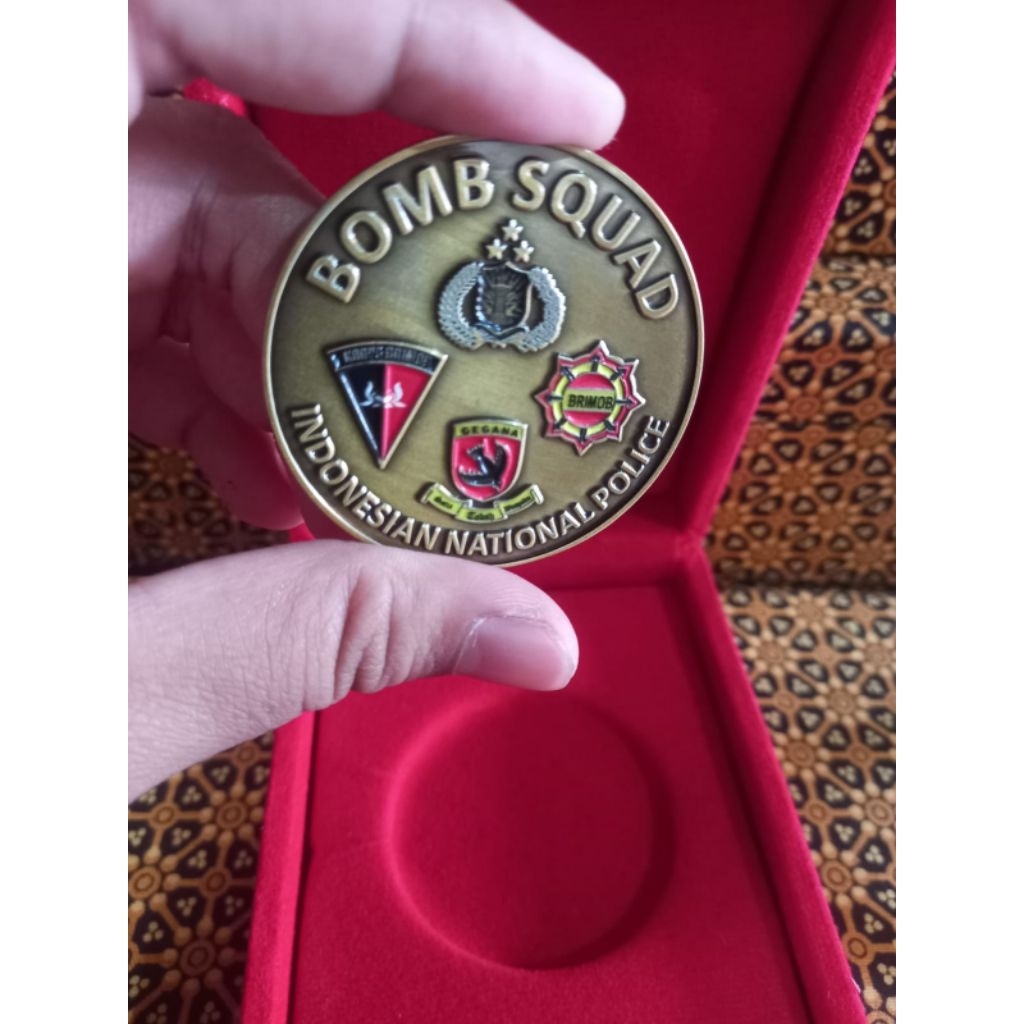 kotak pin/ medali