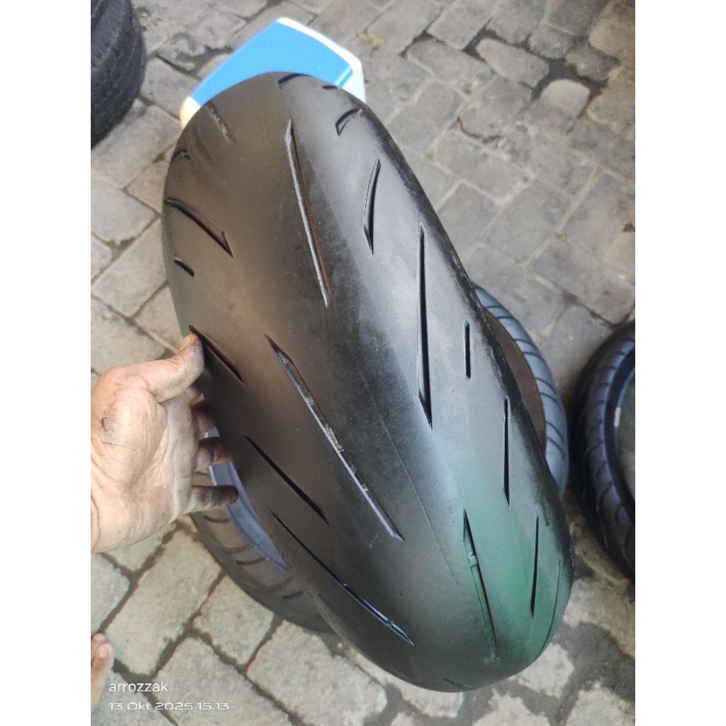battlax S22R.  Bridgestone 200/55-17
