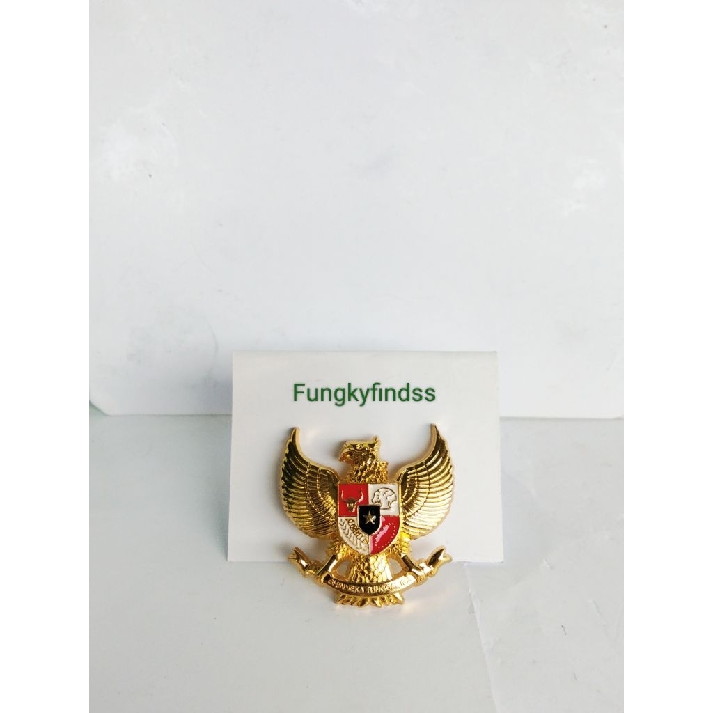 Pin garuda warna emas