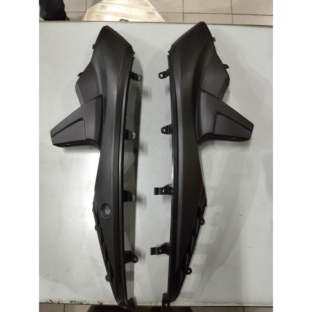 Cover body samping kanan dan kiri untuk motor Vario 110cc CW Old number part 83520KVB900 & 83620KVB9