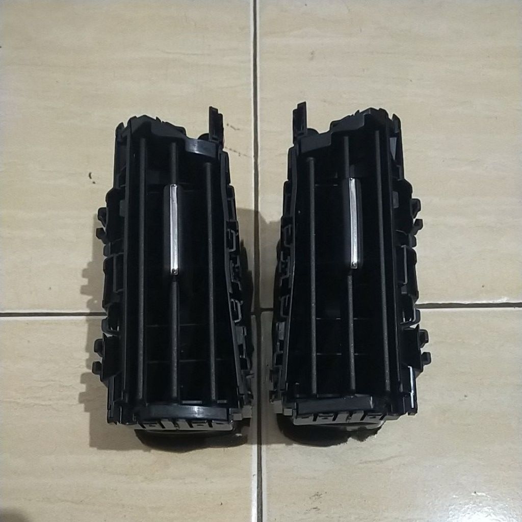055641-D380 dan 055642-D220 kisi kisi ac dashboard bagian samping Toyota all New Yaris Vios 2014 ori