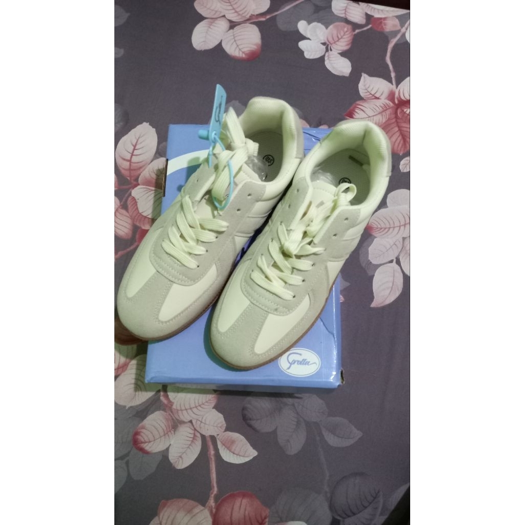 Sepatu Corolla Beige White