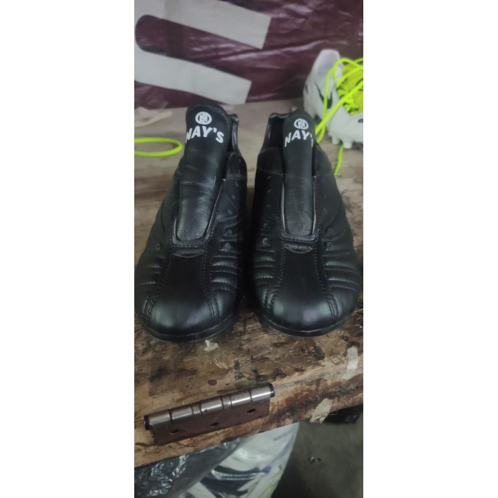 sepatu bola kulit asli