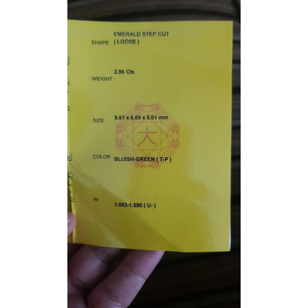 Zamrud minor meja lebar