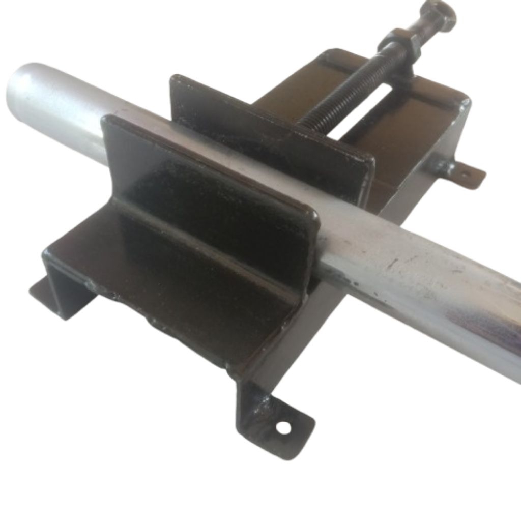 Ragum catok penjepit pipa besi baut dan As drat bahan besi siku panjang 20cm lebar 8cm