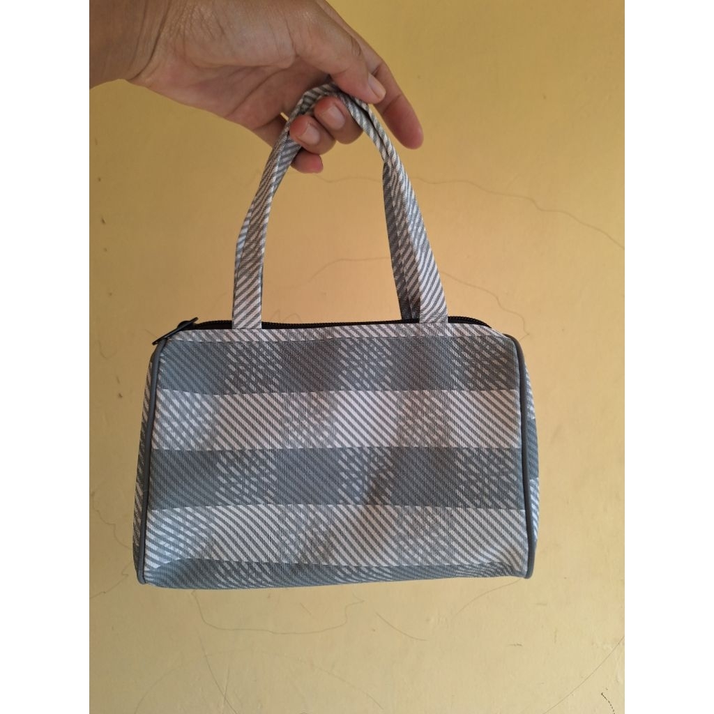 Tas kecil souvenir toko emas