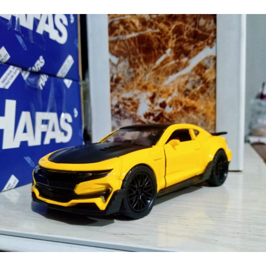 Pajangan koleksi miniatur mobil Chevrolet besi