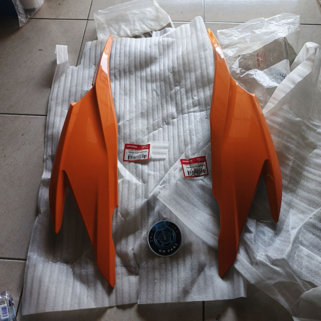 body belakang kanan kiri vario 125 super old kzr warna orange original 83600-K7R-600NO R83500-KZR-60