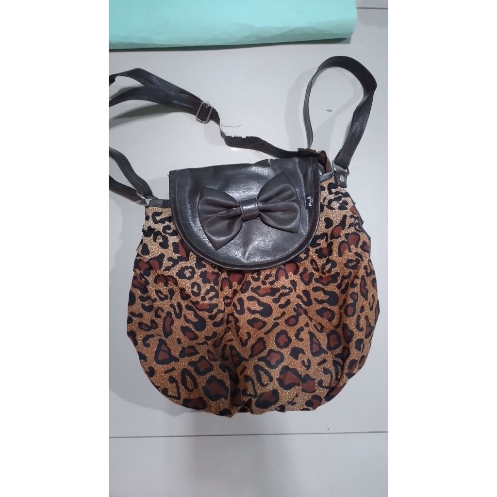 preloved tas slempang wanita motif macan