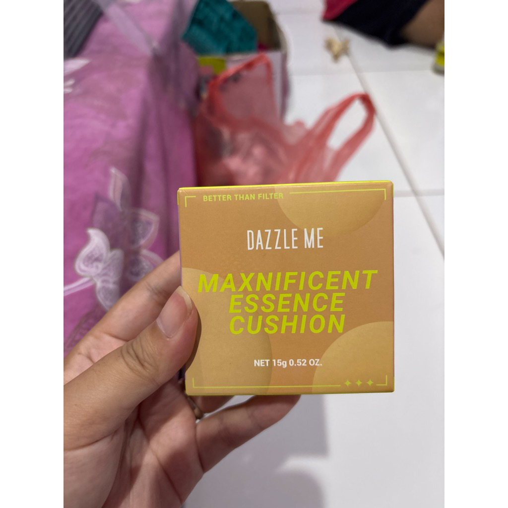 PRELOVED Dazzle Me Maxnificient Essence Cushion shade N03